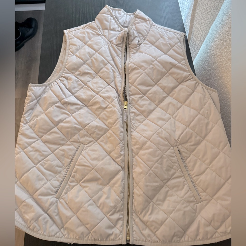 Old Navy cream vest size XL. Never worn. Just missing tag